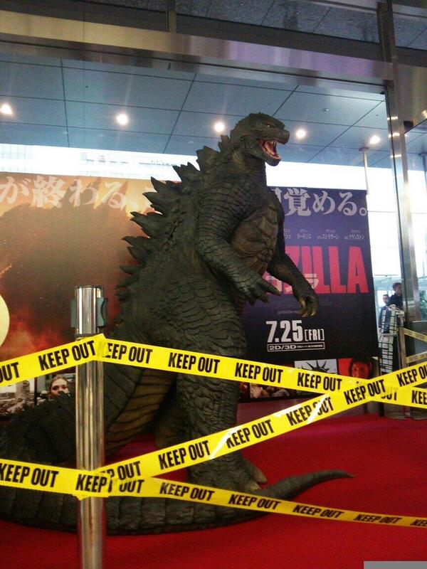 Godzilla_Japanese_Statue2.jpg