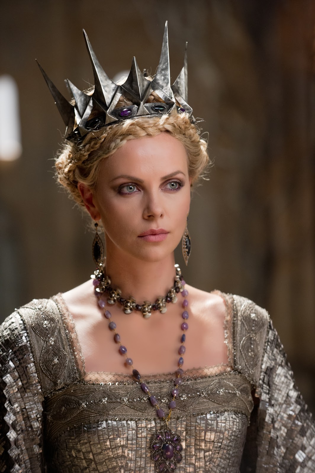 2410_TP2F_00045R_charlize_theron_close_up_i'm_the_queen_2.jpg