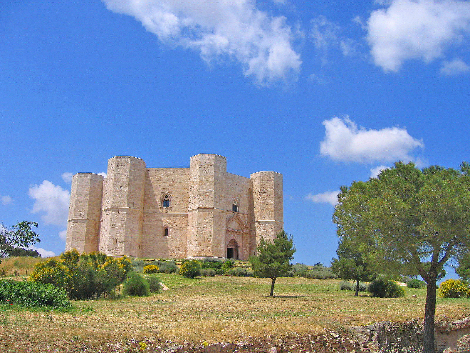 Castel_del_Monte_-_Apulia.JPG