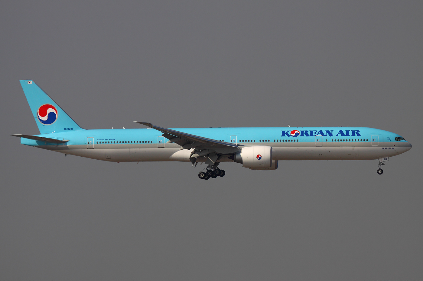 Korean_Air_Boeing_777-300ER_HL8218_HKG_2011-12-8.png