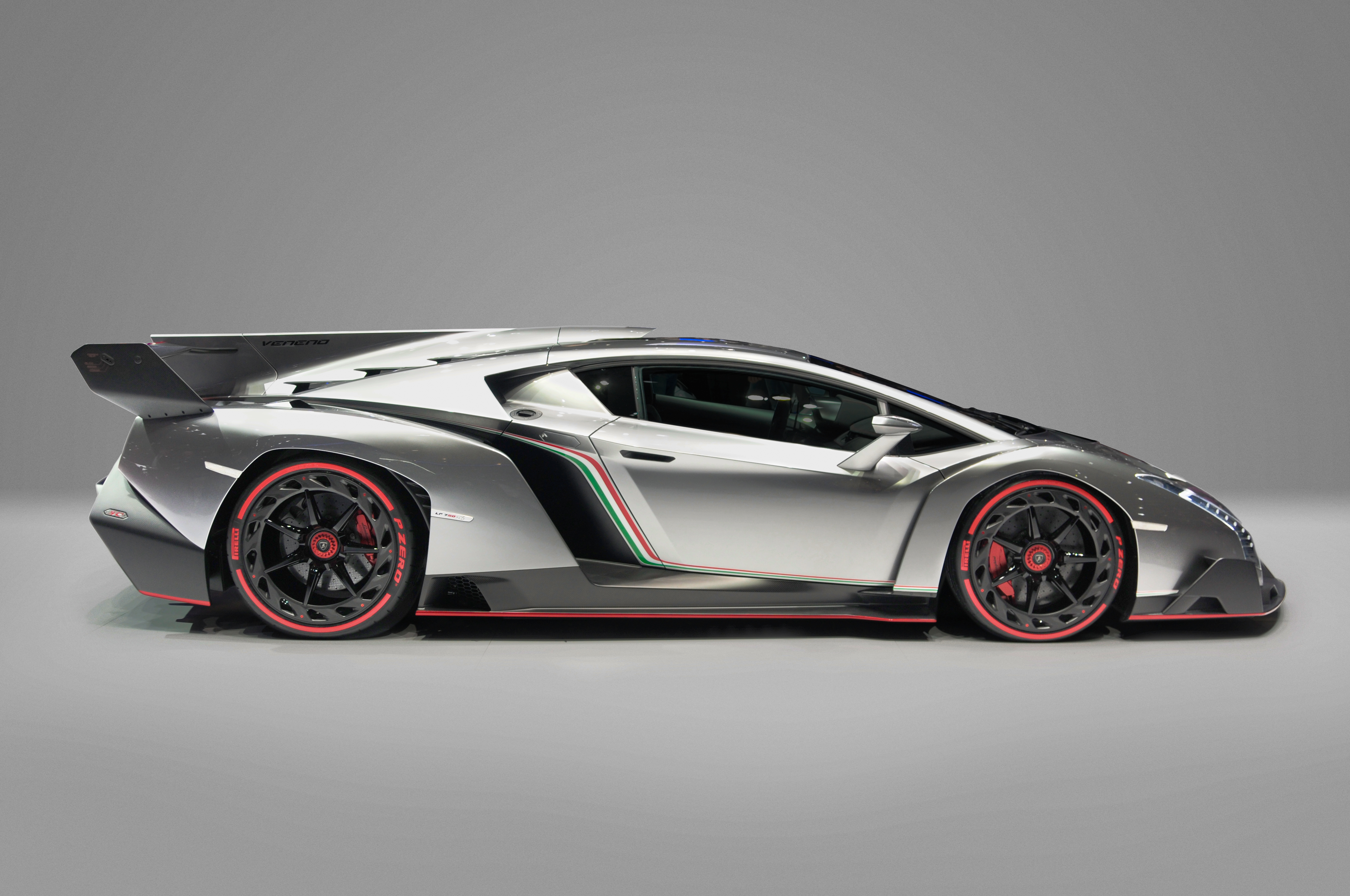 Lamborghini_Veneno,_Car_Zero_(profile).jpg